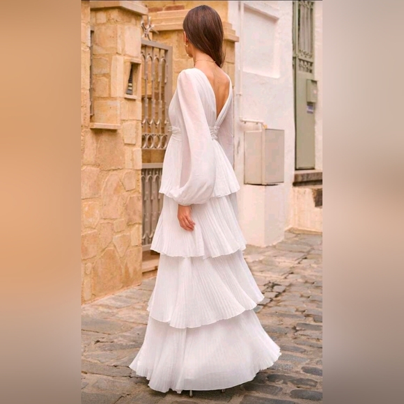 Boutique Dresses & Skirts - New Flowy Pleated Tiered Maxi Dress Bishop Long Sleeve White